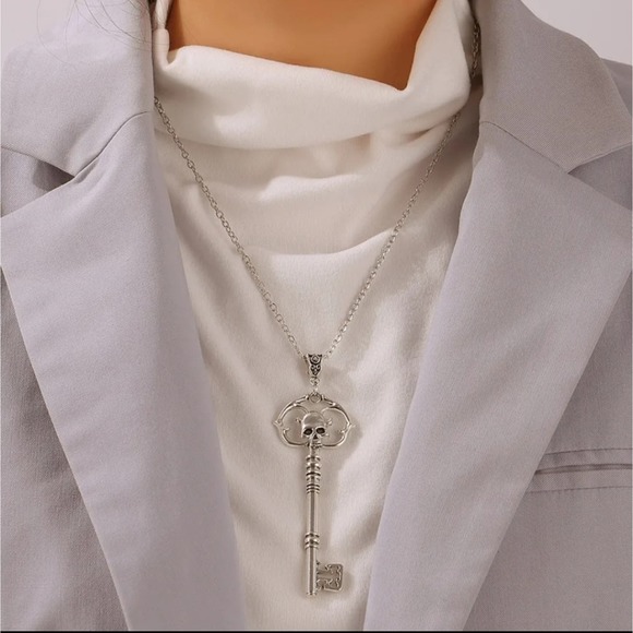 Skull with horns skeleton key silver tone necklace - Picture 5 of 5